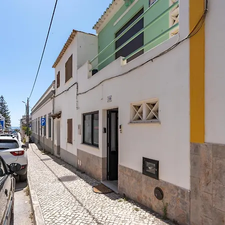 Traditional House By The #1979 * Luz