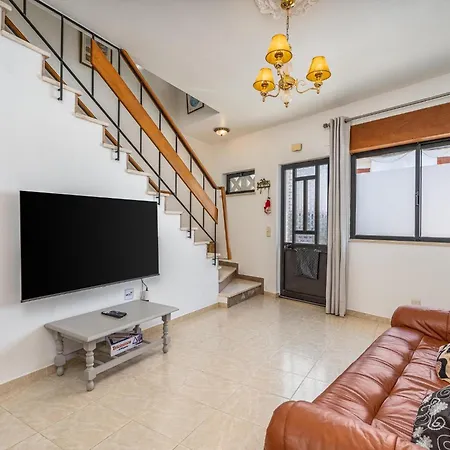 Appartement Traditional House By The #1979 Luz