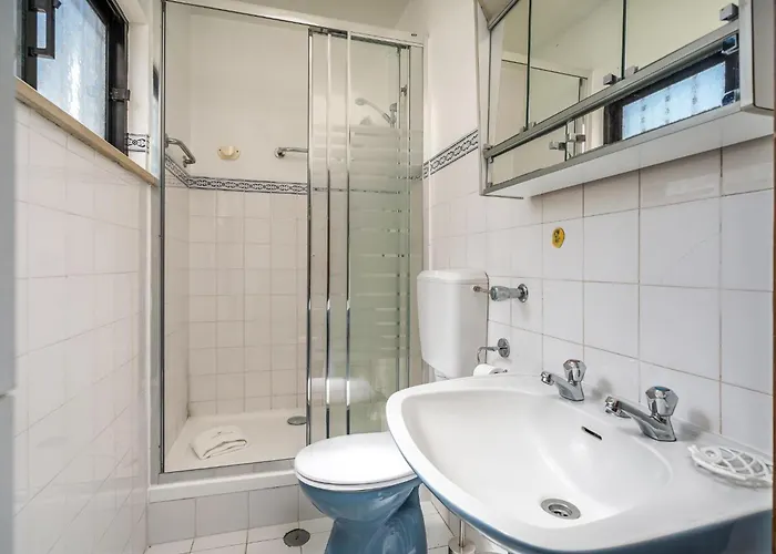 Traditional House By The #1979 Appartement *