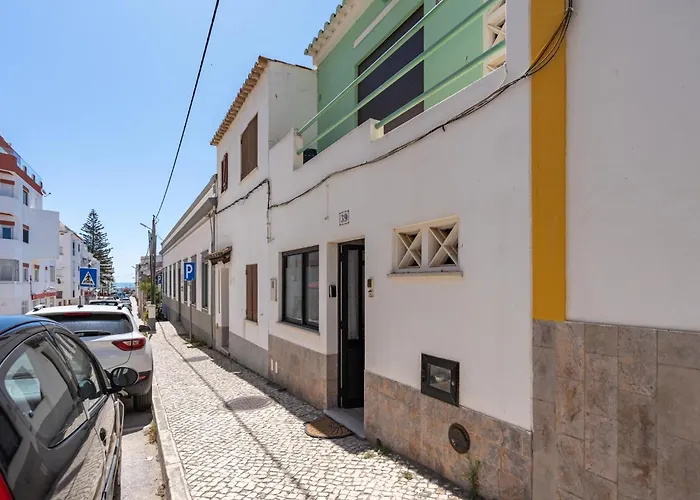 Traditional House By The #1979 * Luz