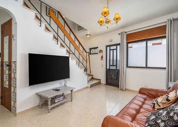 Appartement Traditional House By The #1979 Luz