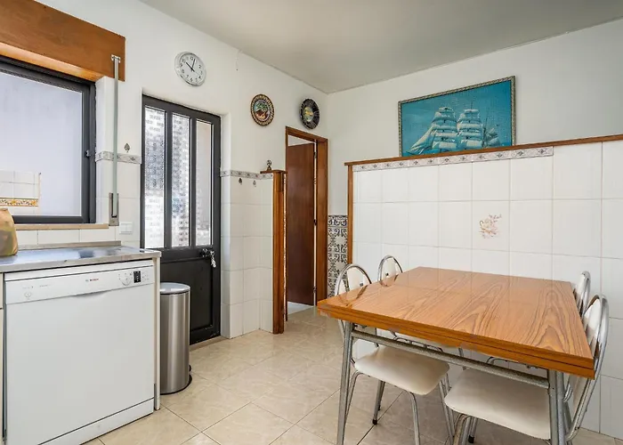 Traditional House By The #1979 Appartement *