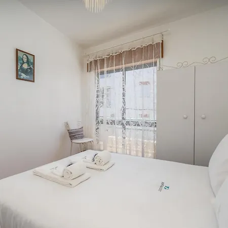 Traditional House By The #1979 Luz