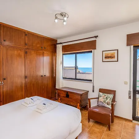 Traditional House By The #1979 Luz