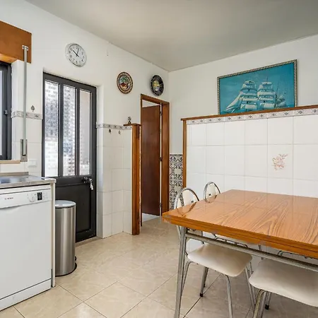 Traditional House By The #1979 Appartamento *