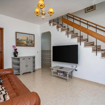 Appartamento Traditional House By The #1979 Luz